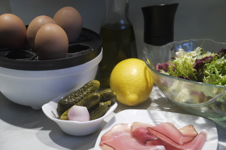 Салат с яйцом и сыровяленной ветчиной „хорошее настроение“: шаг 1