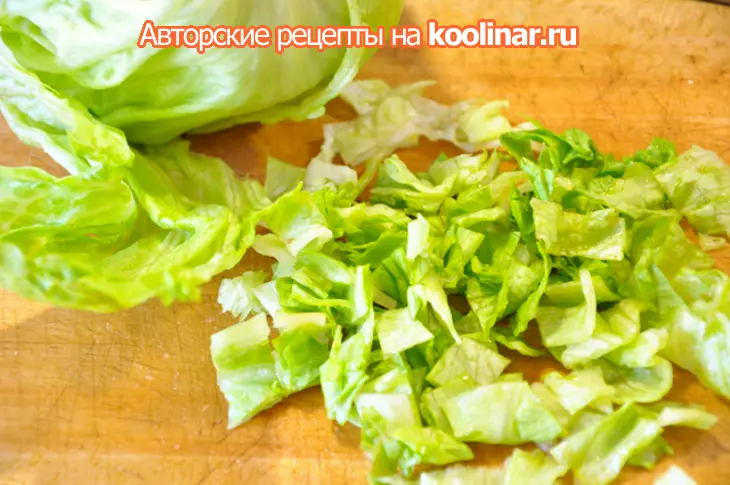 Зелёный салат с яблоком, сельдереем, «айсбергом» и кунжутом: шаг 2