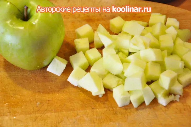 Зелёный салат с яблоком, сельдереем, «айсбергом» и кунжутом: шаг 3
