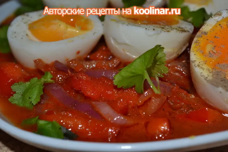 Яйца с острым луком и томатным соусом: шаг 1