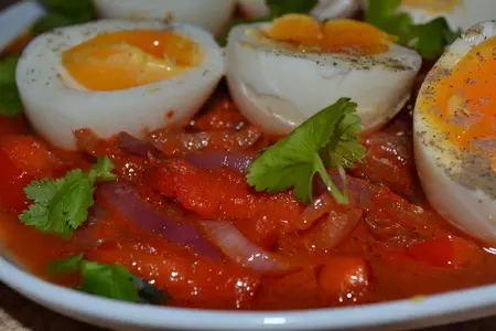Яйца с острым луком и томатным соусом: шаг 1