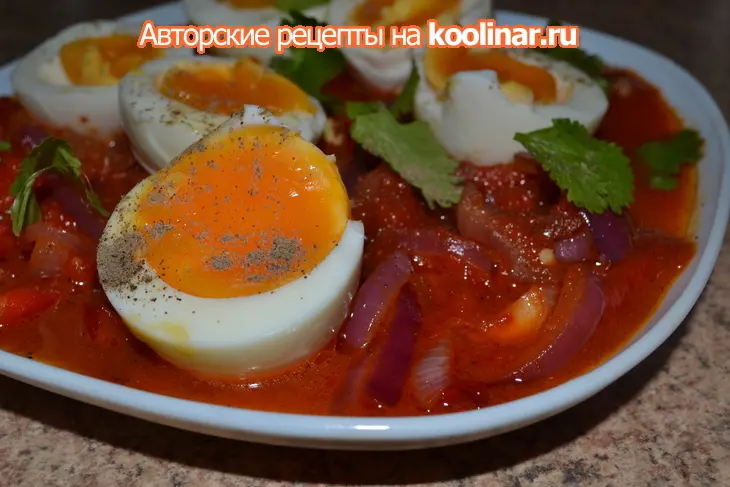 Яйца с острым луком и томатным соусом: шаг 2