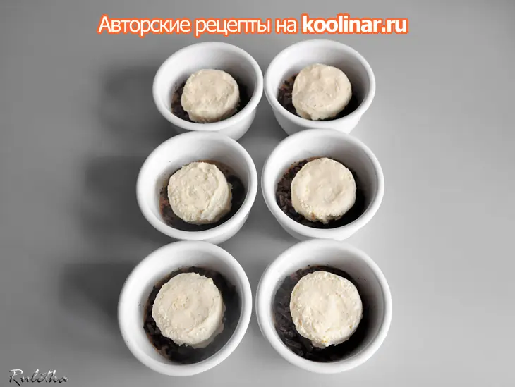 Кофейно-кардамоновые десерты с нежнейшим ванильным наполнителем, меренгами и соусом сабайон.: шаг 11