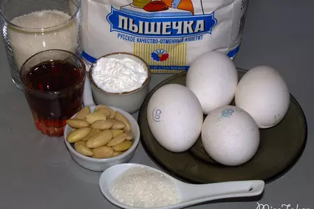 Бисквитный торт с шоколадно-сливочным муссом  и черной смородиной "весенний поцелуй": шаг 1
