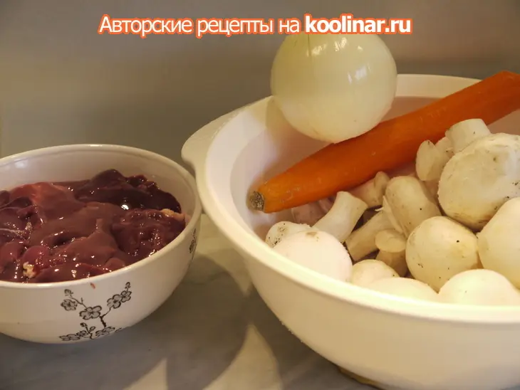 Шампиньоны, фаршированные печеночным паштетом под ореховой корочкой: шаг 1