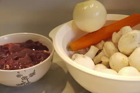 Шампиньоны, фаршированные печеночным паштетом под ореховой корочкой: шаг 1