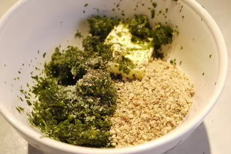 Шампиньоны, фаршированные печеночным паштетом под ореховой корочкой: шаг 3