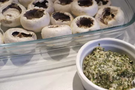 Шампиньоны, фаршированные печеночным паштетом под ореховой корочкой: шаг 4