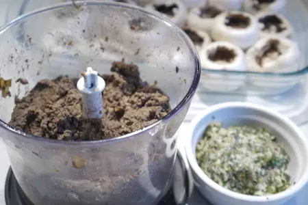 Шампиньоны, фаршированные печеночным паштетом под ореховой корочкой: шаг 5