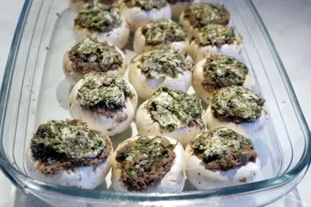 Шампиньоны, фаршированные печеночным паштетом под ореховой корочкой: шаг 6