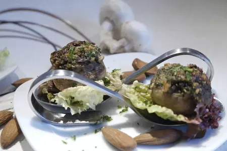 Шампиньоны, фаршированные печеночным паштетом под ореховой корочкой: шаг 9