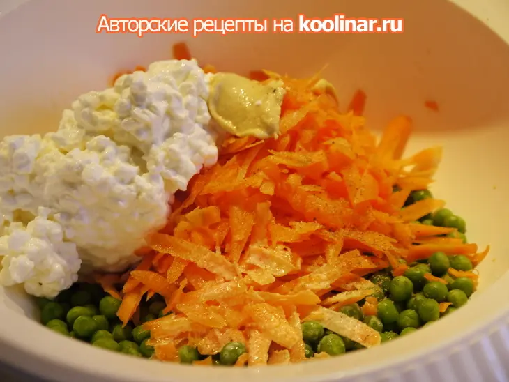 Морковный салат с зеленым горошком и зернистым творогом: шаг 2