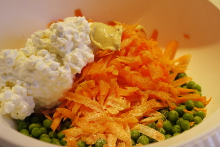 Морковный салат с зеленым горошком и зернистым творогом: шаг 2