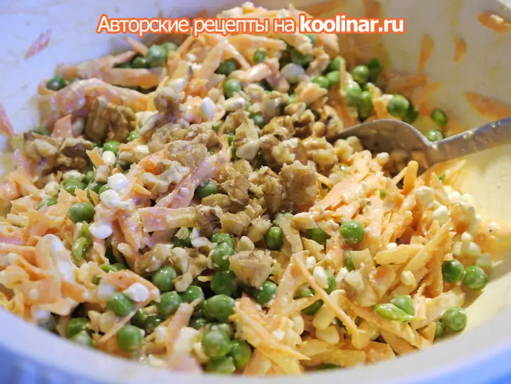 Морковный салат с зеленым горошком и зернистым творогом: шаг 3