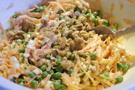 Морковный салат с зеленым горошком и зернистым творогом: шаг 3