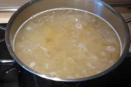 Фарфалле с чернилами каракатицы и тунцом: шаг 1