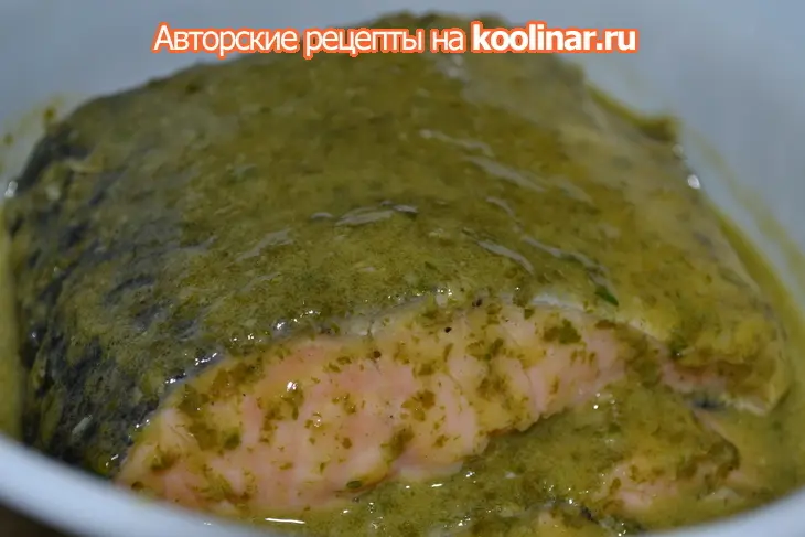 Холодный лосось с зеленым маслом: шаг 1