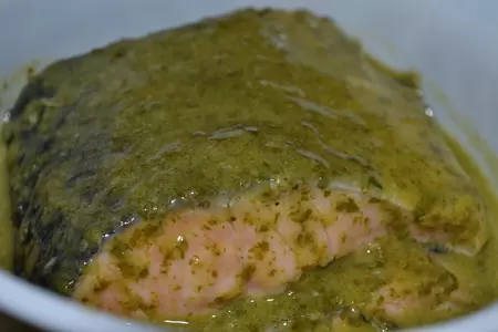 Холодный лосось с зеленым маслом: шаг 1