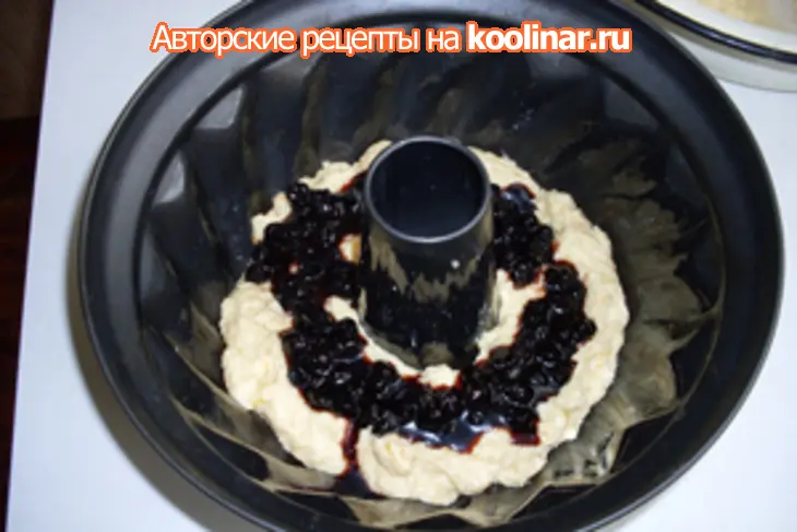 Глазированный кекс с черной смородиной: шаг 2