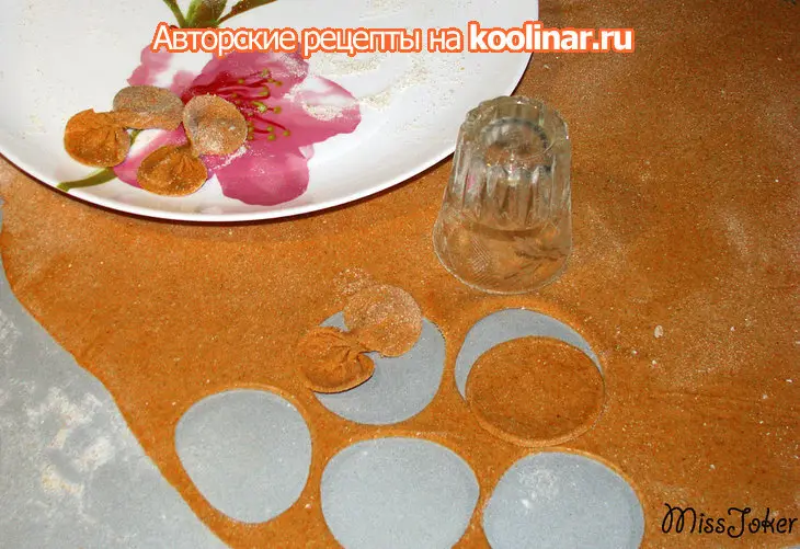 Домашняя паста "бантики" с овощами, грибами и острой намазкой: шаг 3
