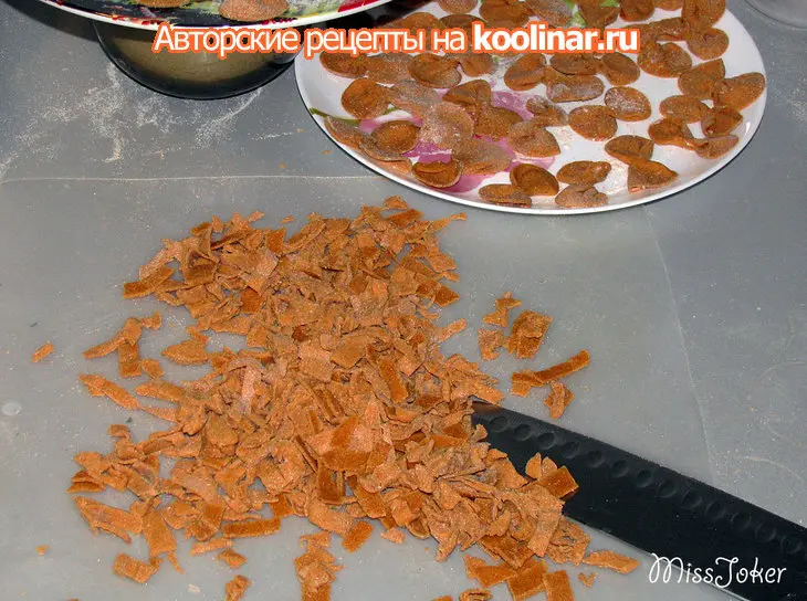 Домашняя паста "бантики" с овощами, грибами и острой намазкой: шаг 4