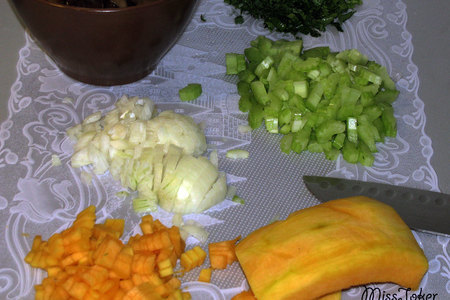 Домашняя паста "бантики" с овощами, грибами и острой намазкой: шаг 8