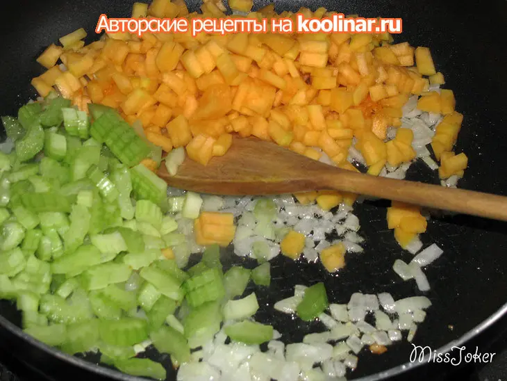 Домашняя паста "бантики" с овощами, грибами и острой намазкой: шаг 9