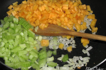 Домашняя паста "бантики" с овощами, грибами и острой намазкой: шаг 9