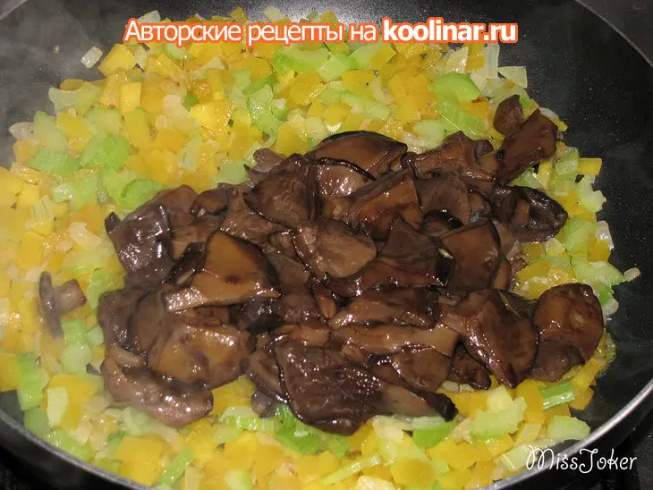 Домашняя паста "бантики" с овощами, грибами и острой намазкой: шаг 10