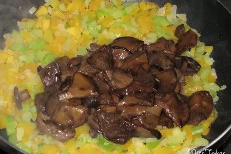 Домашняя паста "бантики" с овощами, грибами и острой намазкой: шаг 10