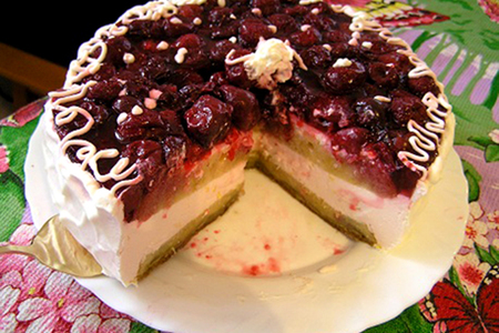 Бисквитный торт с вишней и клубничным суфле: шаг 3