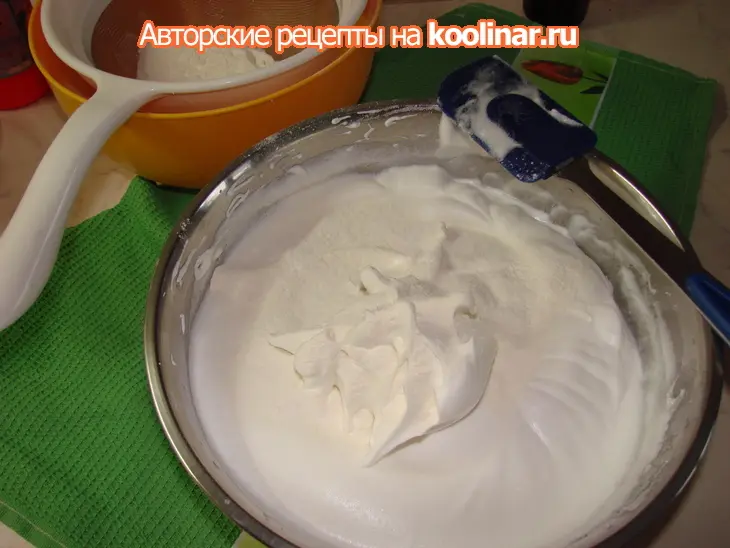Бисквитный рулет на белках с заварным кремом  и экзотическими фруктами: шаг 2