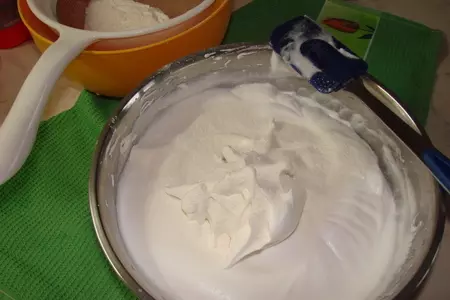 Бисквитный рулет на белках с заварным кремом  и экзотическими фруктами: шаг 2