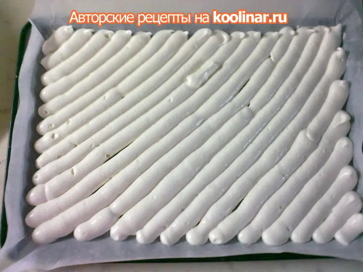 Бисквитный рулет на белках с заварным кремом  и экзотическими фруктами: шаг 3