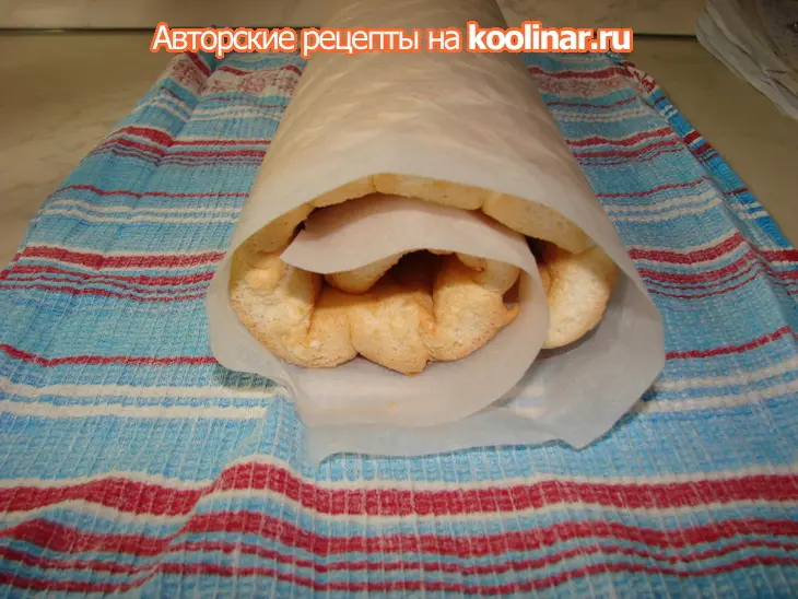 Бисквитный рулет на белках с заварным кремом  и экзотическими фруктами: шаг 4
