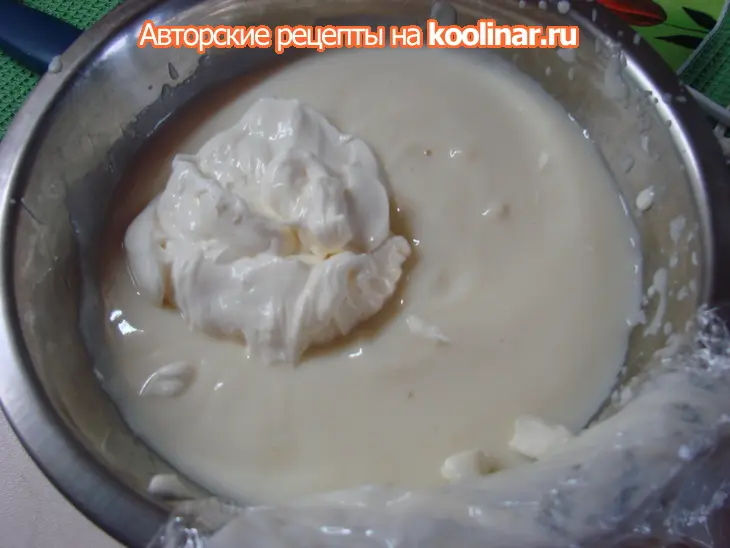 Бисквитный рулет на белках с заварным кремом  и экзотическими фруктами: шаг 7