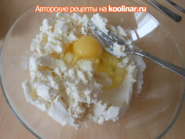 Сырники с моцареллой: шаг 2