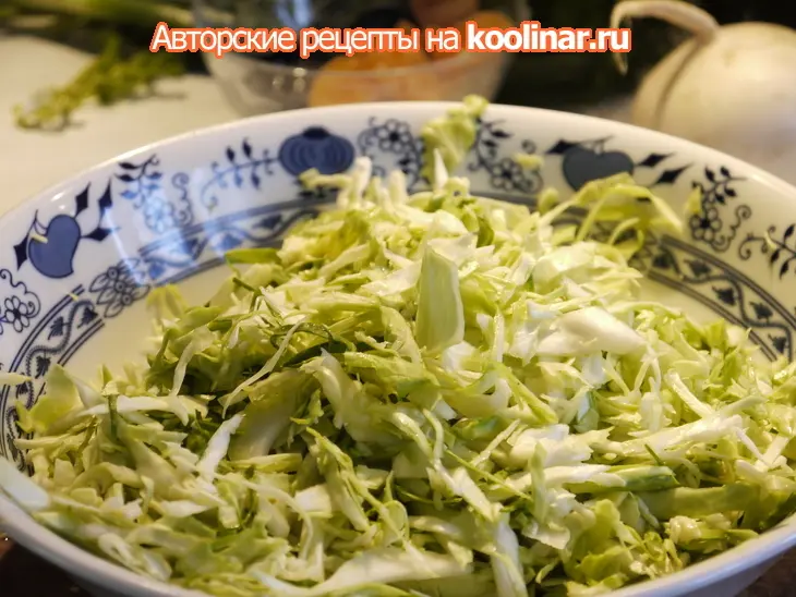 Капустный салат-микс со многими вкусными добавками: шаг 2