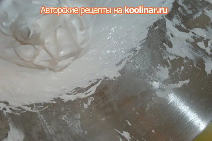 Торт - мороженое с меренгами и орехами  " клубничный унисон": шаг 1