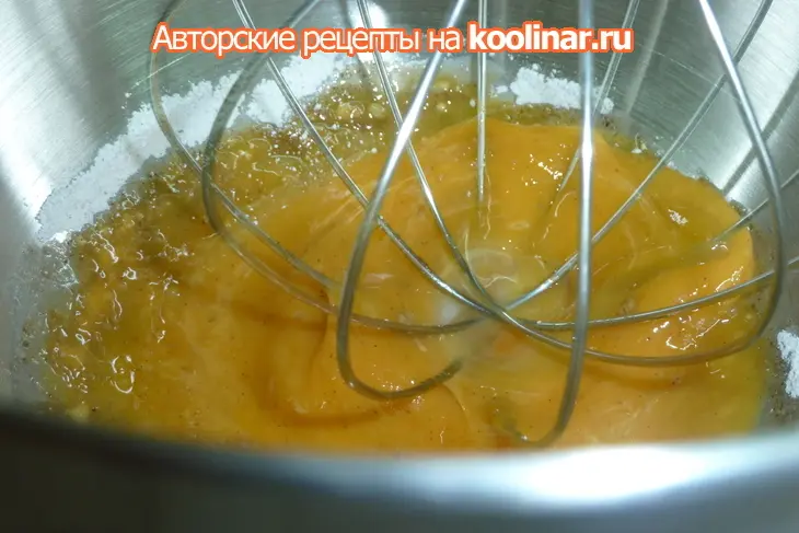 Торт - мороженое с меренгами и орехами  " клубничный унисон": шаг 8