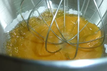 Торт - мороженое с меренгами и орехами  " клубничный унисон": шаг 8
