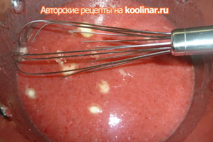 Торт - мороженое с меренгами и орехами  " клубничный унисон": шаг 9