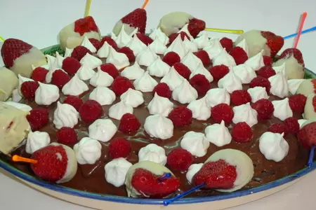 Торт - мороженое с меренгами и орехами  " клубничный унисон": шаг 21