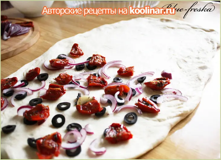 Фокаччо с вяленными помидорами, маслинами и красным луком.: шаг 6