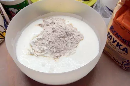 Сырные оладушки с цельнозерновой мукой и припёком из тигровых креветок.: шаг 1