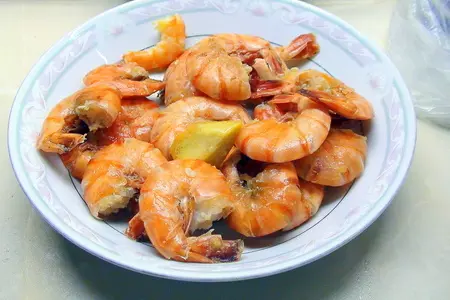 Сырные оладушки с цельнозерновой мукой и припёком из тигровых креветок.: шаг 4