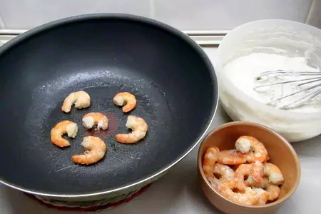 Сырные оладушки с цельнозерновой мукой и припёком из тигровых креветок.: шаг 5