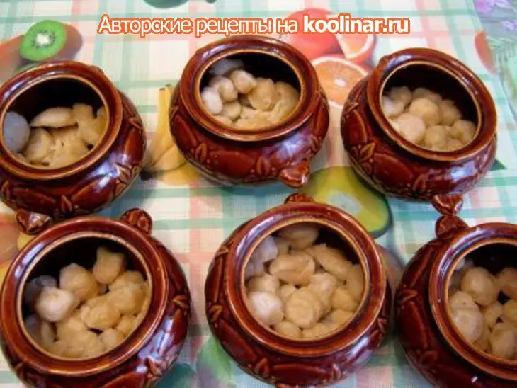 Галушки в горшочках (под мясным фаршем и куриным бульоном): шаг 1