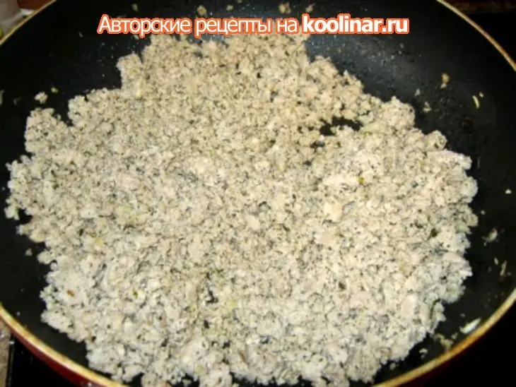 Галушки в горшочках (под мясным фаршем и куриным бульоном): шаг 2