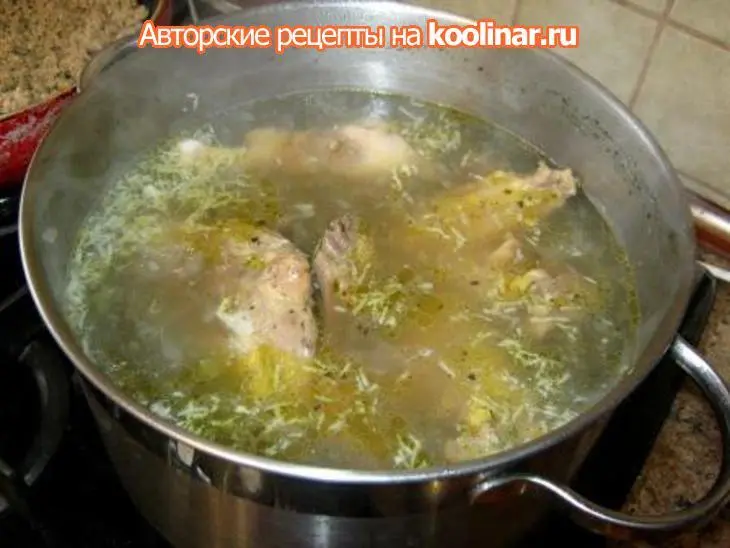 Галушки в горшочках (под мясным фаршем и куриным бульоном): шаг 3